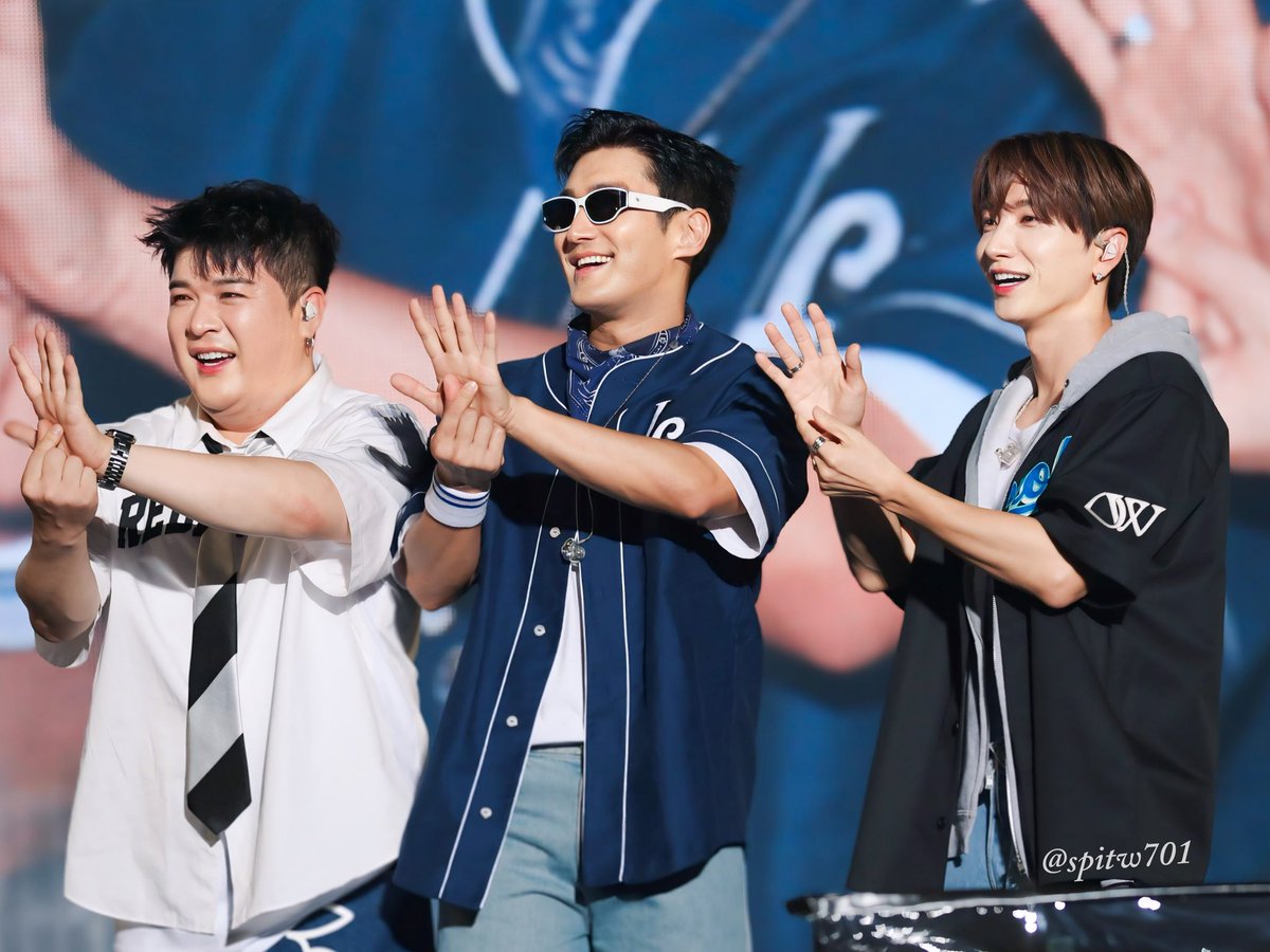 spitw701's tweet photo. 20241207 UTO FEST in OKINAWA

LSSがかわいくてかわいくて💙

#LEETEUK #이특
#SHINDONG #신동 
#SIWON #시원 
#SUPERJUNIOR_LSS 
#UTOFEST_in_Okinawa 
 #UTOFEST https://t.co/hVqcHvjl0c