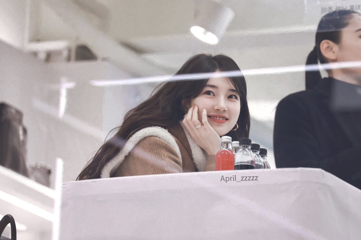 zzzzz_april's tweet photo. 20241221 guess

🥰🥰

#suzy #BaeSuzy #수지 #배수지 #裴秀智 
#秀智 #skuukzky https://t.co/pnFDxmPa1j
