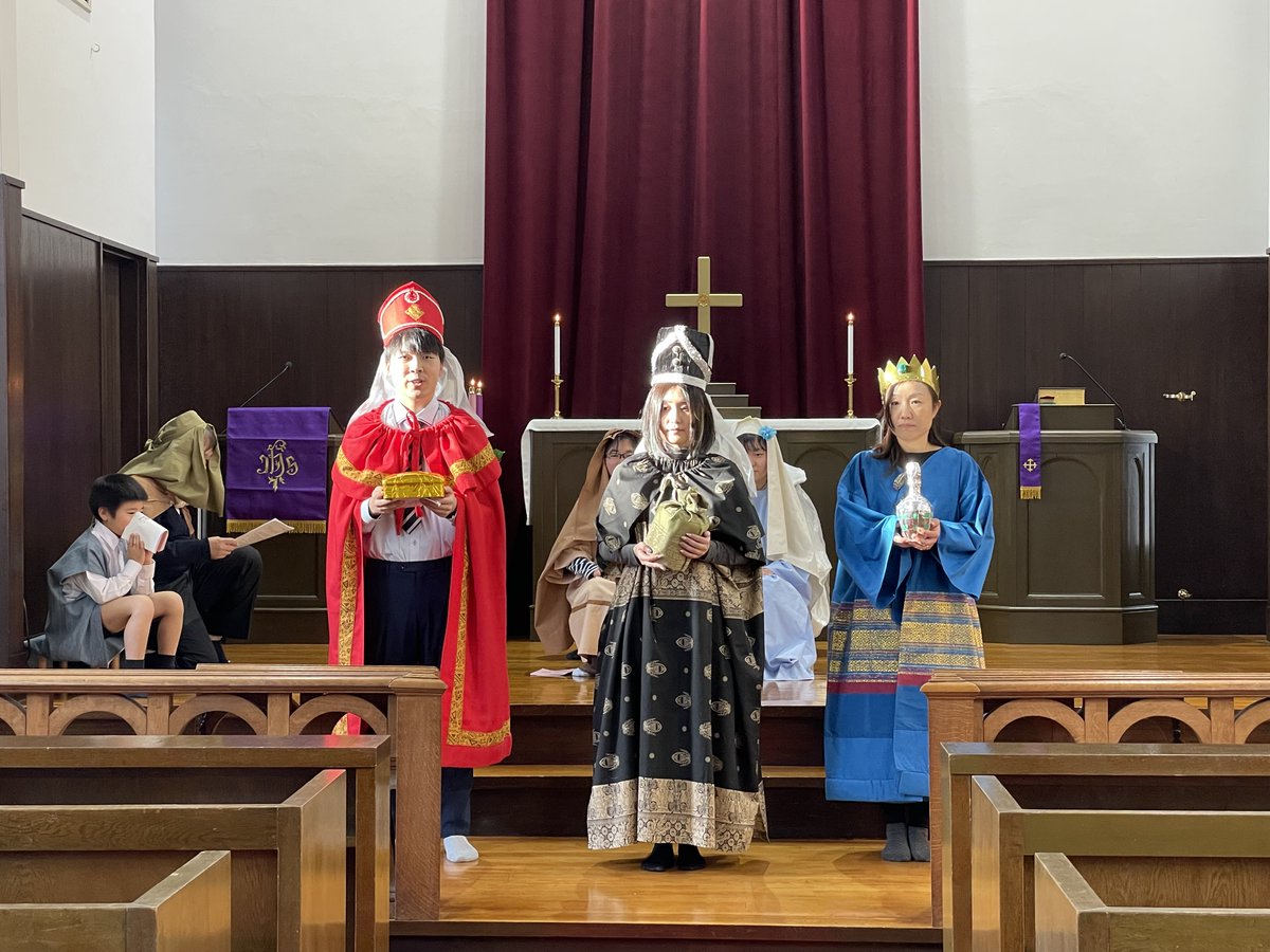 NishiaraiChurch's tweet photo. 小学生には中学高校に進んでも、あらゆる役を制覇するまで留まり続けて欲しいと願っています。サンタの登場もあって恵みのうちに楽しい時を過ごし、24日夜の降誕祭に備えます。
#メソジスト #オンライン礼拝 #足立区 #西新井 #日本基督教団 #西新井教会 #Methodist #pagent #クリスマス #Christmas https://t.co/bC8d7YeXUk