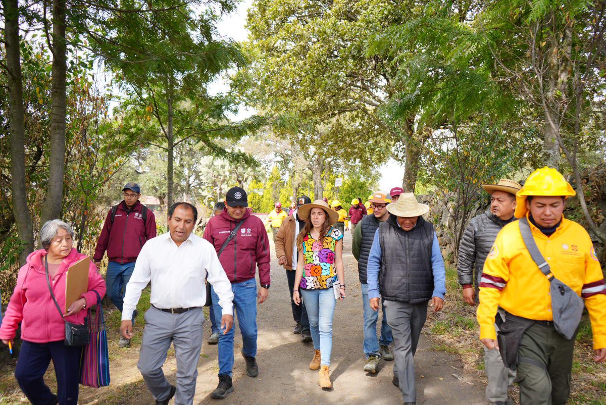Jualicra's tweet photo. Gobiernos de territorio y no de escritorio.

Hicimos un recorrido por 5 ejidos de Milpa Alta.

Vamos a seguir coordinándonos con los propietarios originarios de la tierra por el bien común, por el suelo de conservación y por la producción agrícola sustentable.

Milpa Alta, tierra de gente buena, luchona y organizada, tierra del nopal, del maíz y de los bosques.