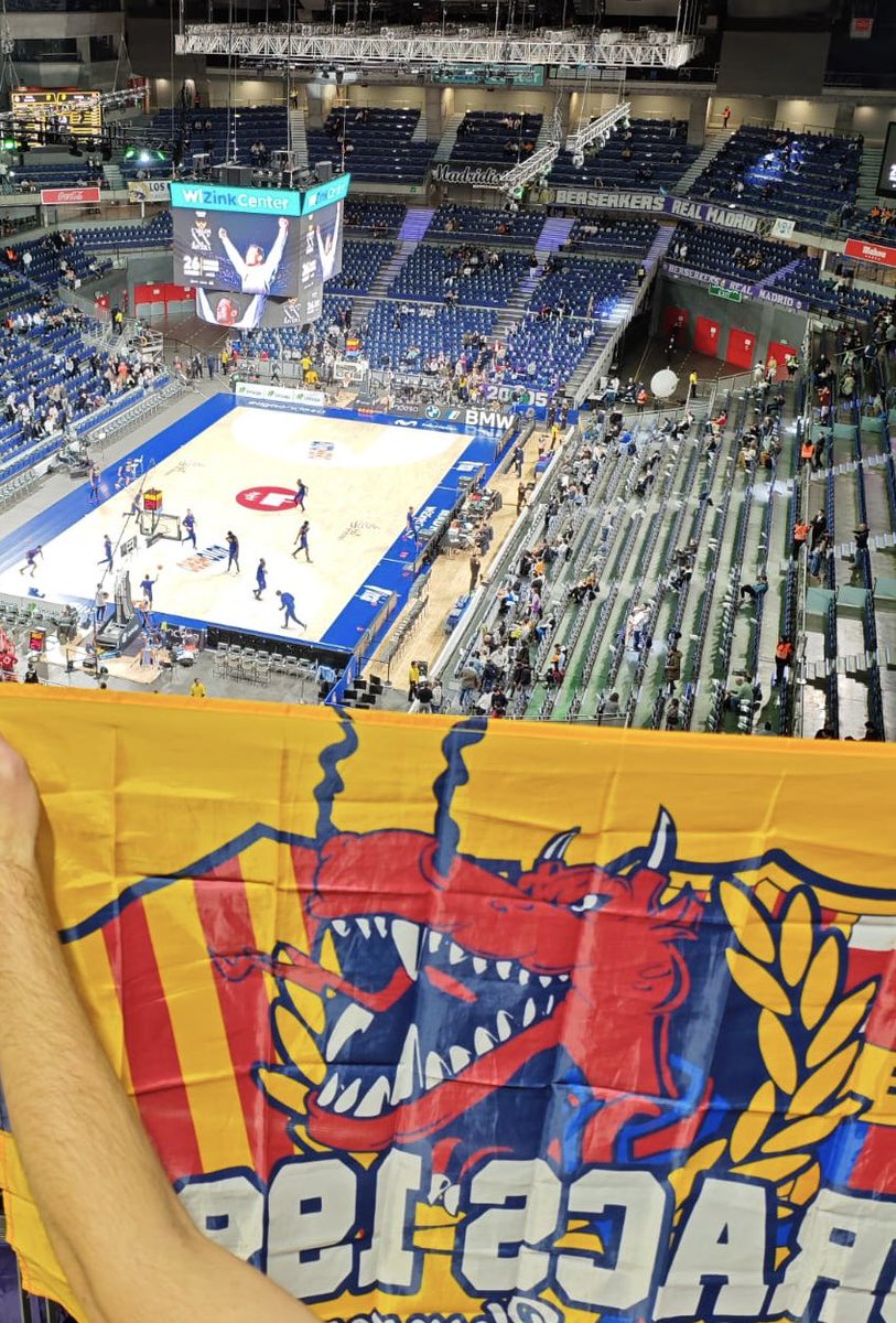 Dracs1991's tweet photo. Nosaltres ens deixarem sempre la vida a grada pel nostre escut.

No som jugadors, ni entrenadors, ni directius, ni periodistes.

Només som supporters enamorats del nostre FCB.

💛🔵🔴 https://t.co/KelViNwryD