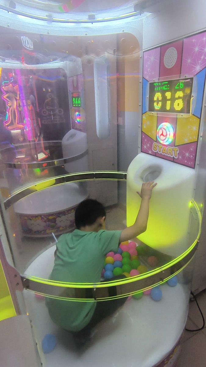 Su premio por acompañarme a reparar las luces del auto, juegos #Peterland #MallFloridaCenter tomar helado.