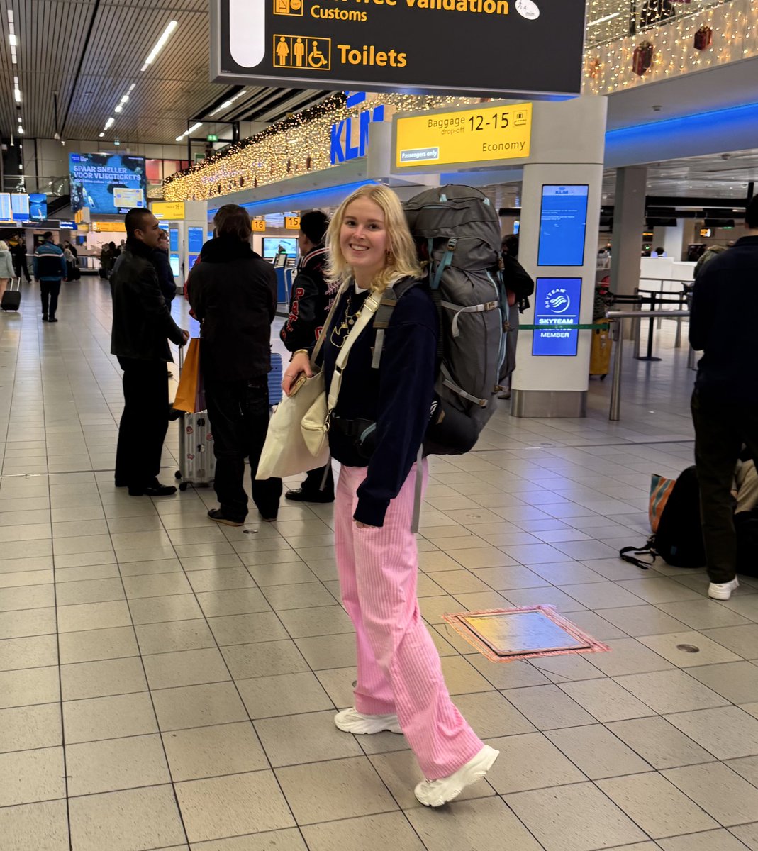 Daar gaat ze… 👋🏻👋🏻👋🏻. Dochter Jildou onderweg naar Thailand 🇹🇭 voor een half jaar studie in Bangkok 🎓. Heel veel plezier gewenst 📚🌴☀️🍹en geniet ervan!!