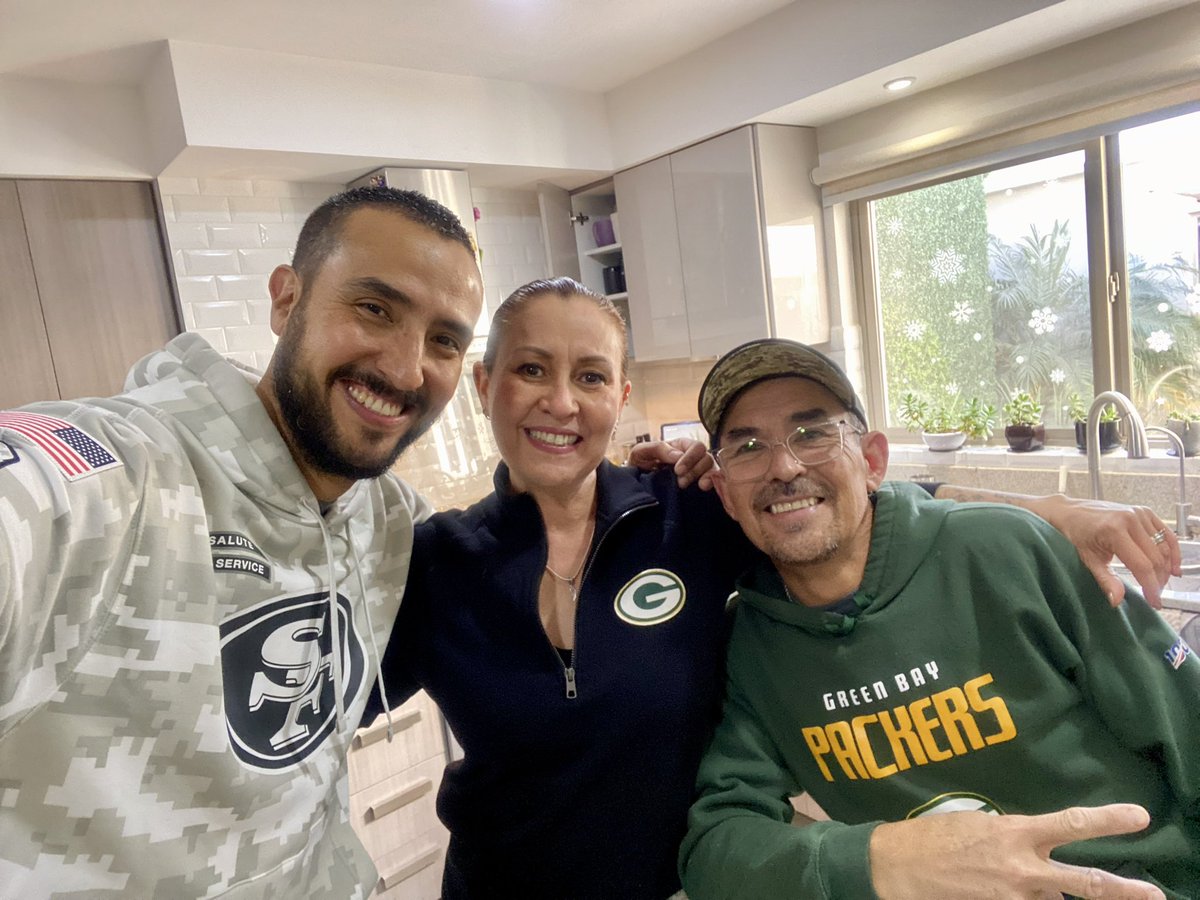 Saby_Gameros's tweet photo. #NFLEnTelevisa #NFL  #Familia #GoPackGo #Televisa #Chihuahua https://t.co/rBk5t81UYG