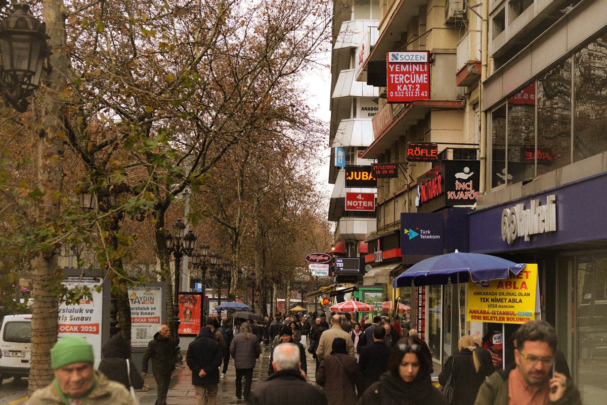 urnotminerva's tweet photo. saatler çalışır izinsiz
hep bir sonraya
resimler de sararmış güneşsizlikten

kızılay, ankara https://t.co/hsBMij8Kdl