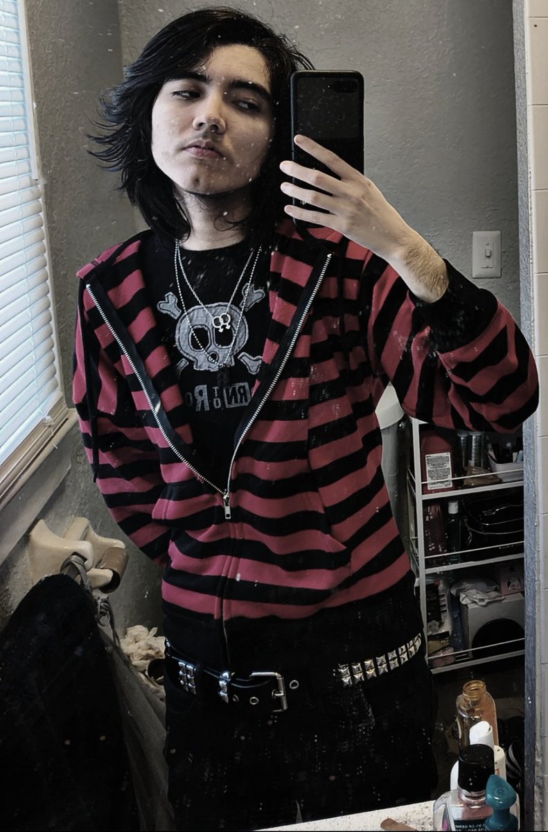 MRPERFECTIYFlNE's tweet photo. Anyways, personal update I guess, images of me to prove I am alive. I grew my hair out, and it has been gender affirming. https://t.co/xGyt3dFgZd