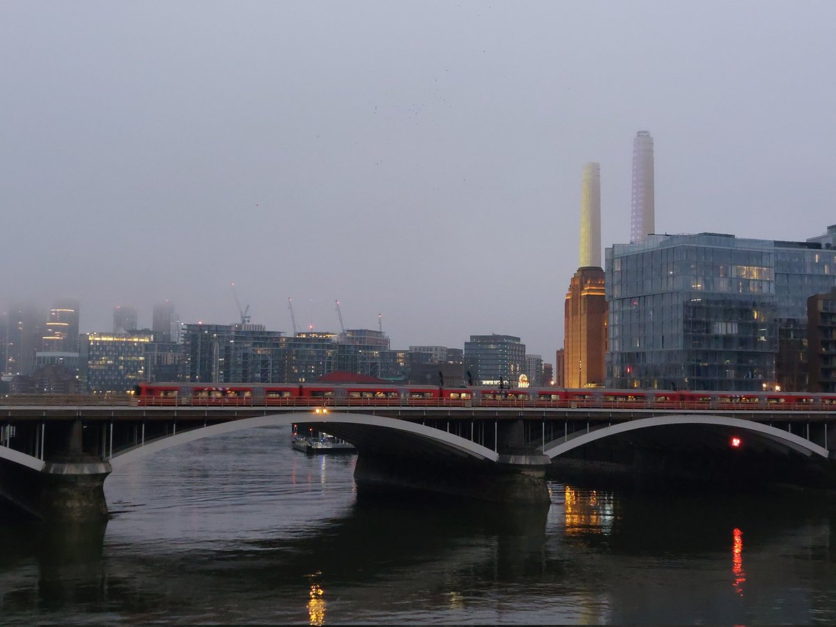 susan_comerie's tweet photo. An uber boat on the River Thames leaving Battersea Power Station & some trains travelling over #GrosvenorBridge to & from London Victoria yesterday afternoon, 28.12.2024 taken from #ChelseaBridge (someone took far too many photos yesterday & it's not even dark yet on them 🤭) https://t.co/srTCYLGOJ3