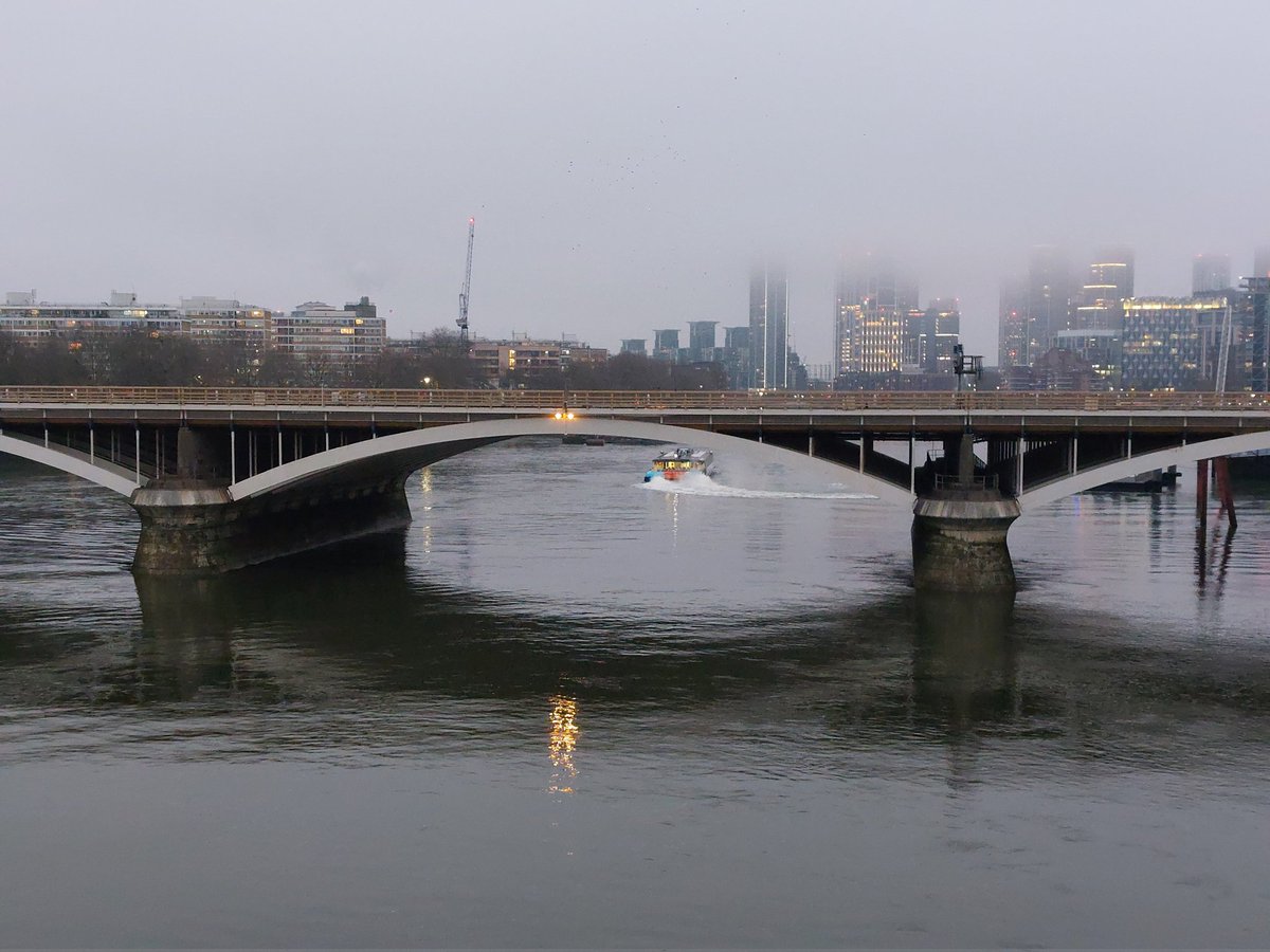 susan_comerie's tweet photo. An uber boat on the River Thames leaving Battersea Power Station & some trains travelling over #GrosvenorBridge to & from London Victoria yesterday afternoon, 28.12.2024 taken from #ChelseaBridge (someone took far too many photos yesterday & it's not even dark yet on them 🤭) https://t.co/srTCYLGOJ3