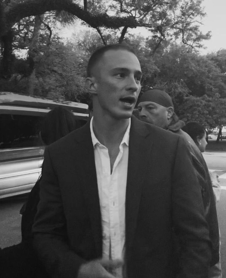 rafeecamercn's tweet photo. ready to party🍾 #benjas https://t.co/2LtiOtmNk4
