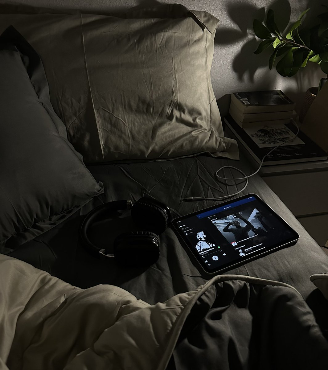 seeuil's tweet photo. back to where i belong (in bed) https://t.co/dmwltQsOCg