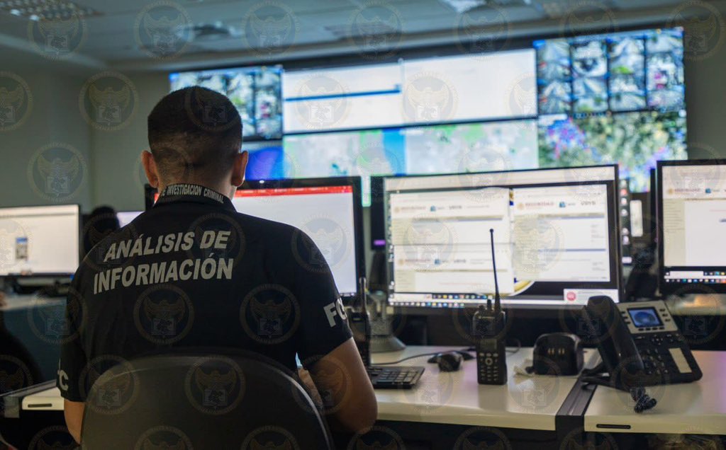 FGEGUANAJUATO's tweet photo. La #FiscalíaGuanajuato cuenta con un equipo de Investigadores para atender y combatir el delito de extorsión. 

Si eres víctima de este delito denuncia en el 800 DNUNCIA (3686242), ProcurApp; en el portal web de la Fiscalía, con un mensaje de texto al 477 399 0888 o en la agencia del Ministerio Público más cercana.

#SomosInvestigadores