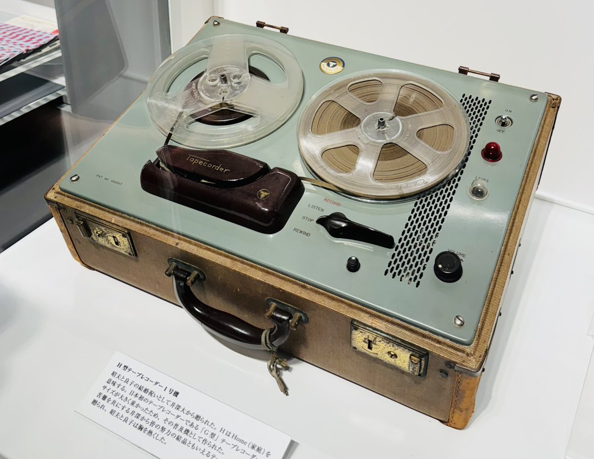 tomioka_design's tweet photo. SONYと柳宗理のコラボデザイン！
工芸と工業のコラボ…
H型テープレコーダー、デザインは柳宗理が手がけたデザインに依頼
HはHome(家庭)を意味し、1951年にテープレコーダーの普及機として作られた
愛知県常滑市の盛田昭夫塾にて https://t.co/sP3YpCQdEy