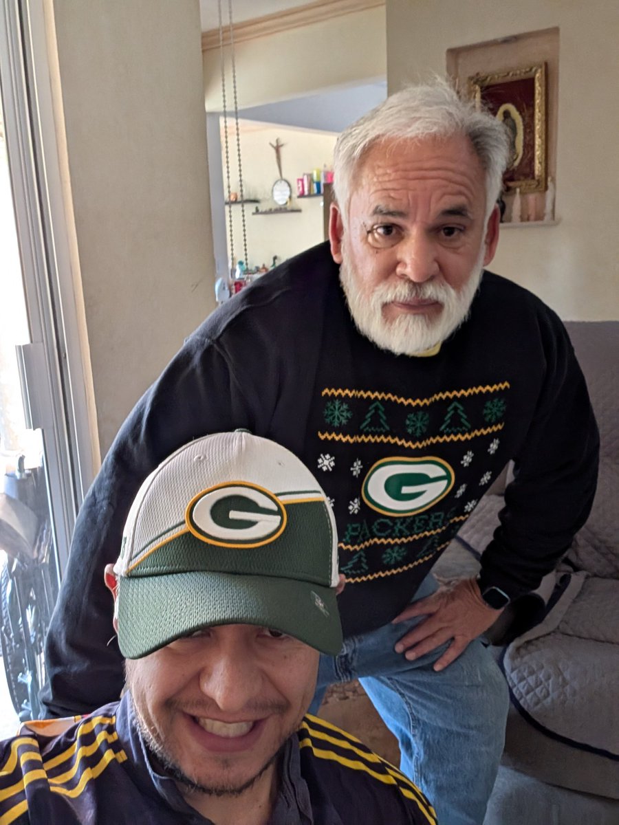 icka83's tweet photo. @FOXImpactoNFL no matter where, always packers 💛💚💛💚#FOXImpactoNFL https://t.co/xJDnqAw92Y