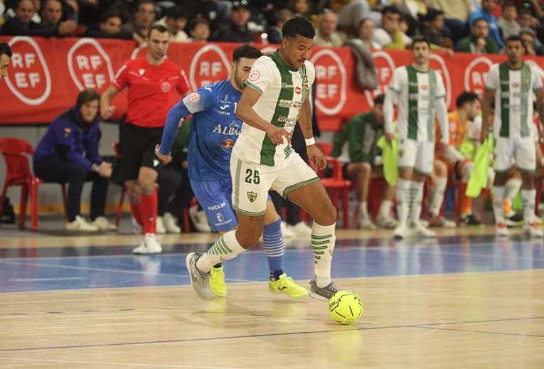 Tablas de auténtica locura para cerrar el año (3-3) <a href="/CordobaFutsal/">Córdoba Patrimonio de la Humanidad</a> <a href="/emasantoro/">Emanuel Santoro</a> <a href="/Daviloncho3/">David Fernández</a> <a href="/ferryplana/">ferran plana</a> <a href="/JoseGarciaRoman/">José García Román</a> <a href="/franhabas/">Fran Habas</a>
minuto90.com/1a-Division-FS…