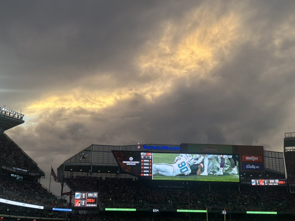 roth412's tweet photo. Sky looks crazy https://t.co/e2ybmc4pNo