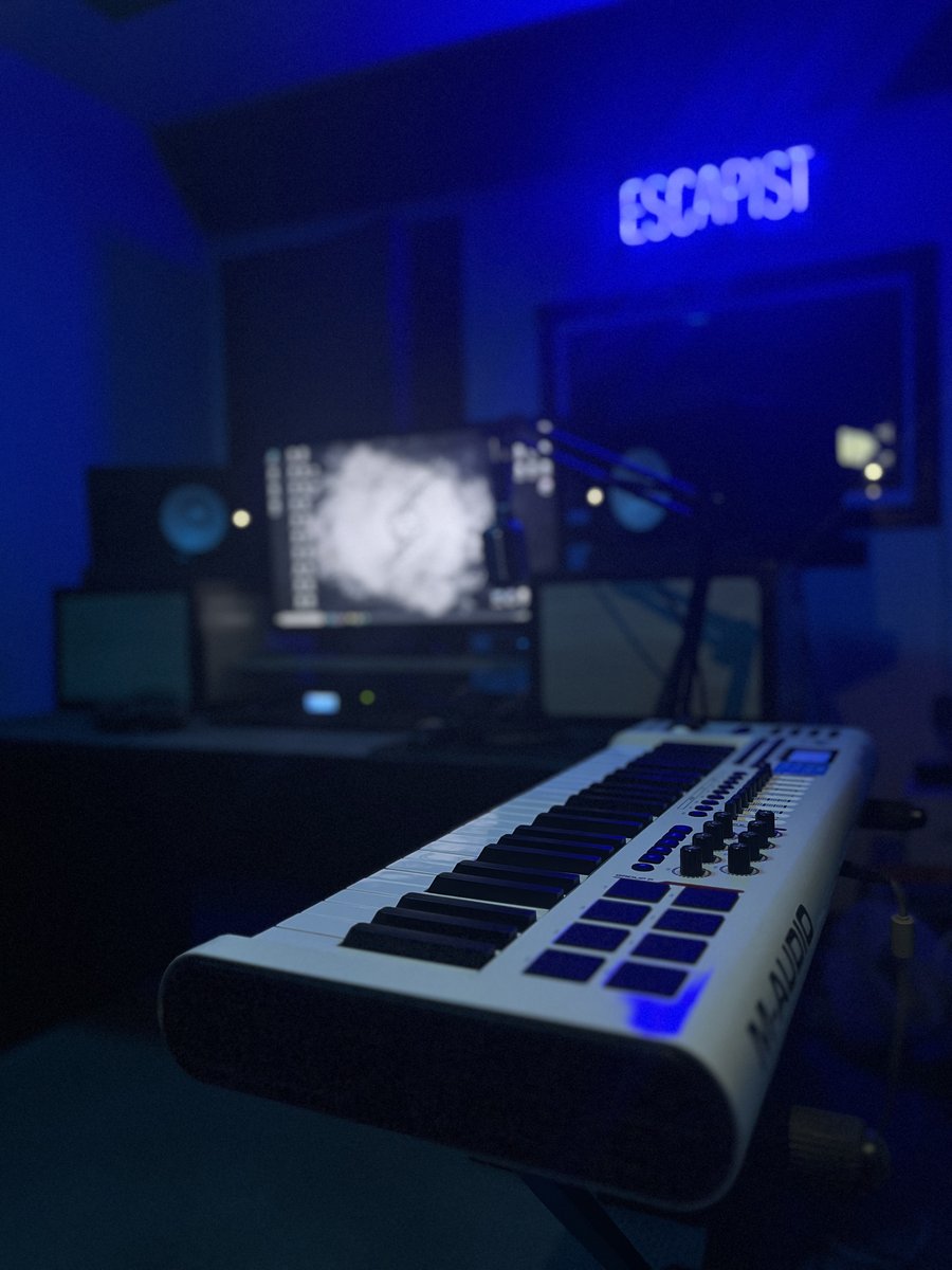 Studio days.
#alternativemusic #alternative #newmusic #electronicmusic #darkpop #escapist #halos