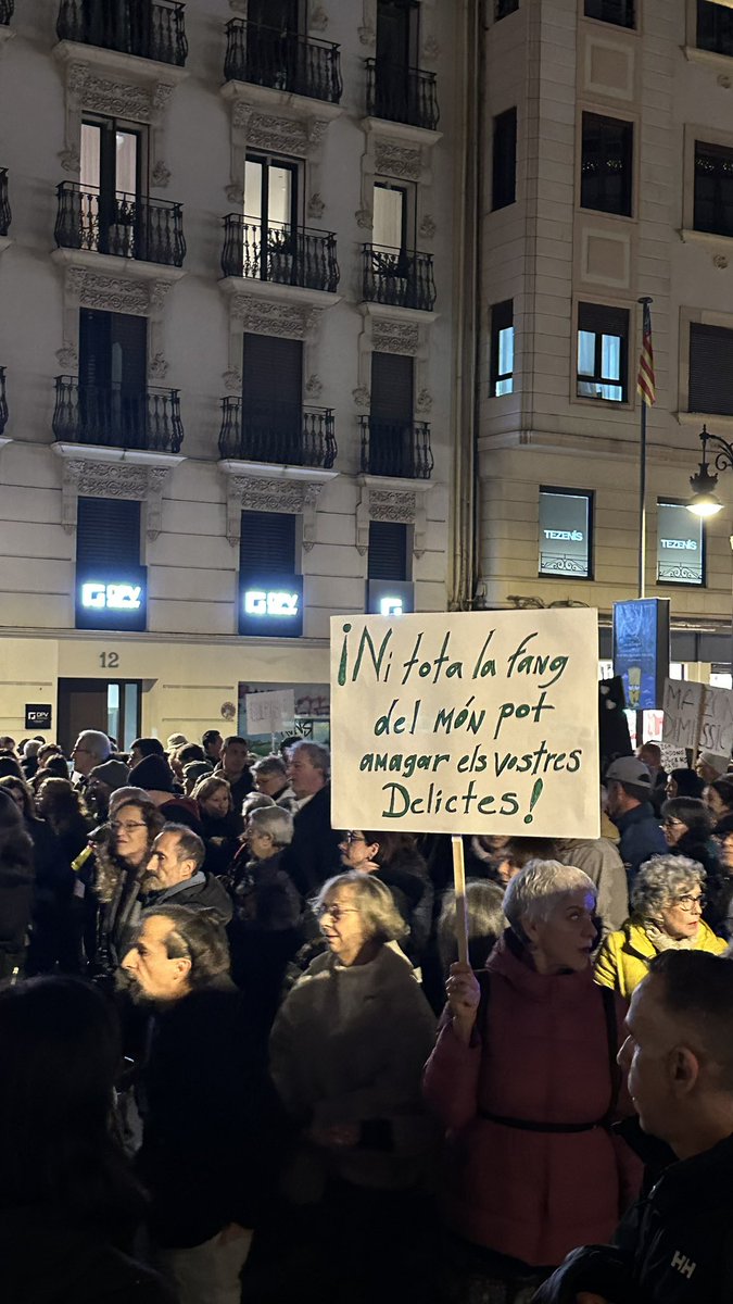 compromis's tweet photo. Per les víctimes, justícia.
Per reparació, veritat.
Per dignitat, #MazónDimissió https://t.co/a8kCSYdMb6