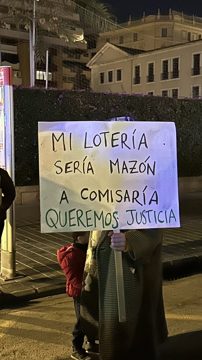 compromis's tweet photo. Per les víctimes, justícia.
Per reparació, veritat.
Per dignitat, #MazónDimissió https://t.co/a8kCSYdMb6