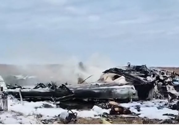 EstaCarajo's tweet photo. En menos de 1 semana 🛩️
🔥Air Canada🇨🇦 aterrizaje de emergencia 1 de las alas envuelta en llamas
✈️💥Avión del Jazirah Aviation se estrella en  el mar
🔴 Accidente de avión Corea del Sur: al menos 179 muertos
✴️ Avión de Azerbaijan Airlines se estrella en Kazajstán: 38 muertos https://t.co/QCCOIxIAob