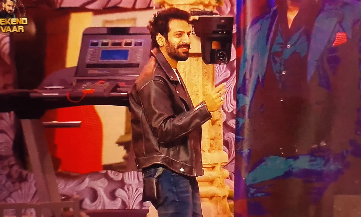 ImUsmanBaloch1's tweet photo. Karan Veer Mehra destroyed Vimal 😭🤣 

Muh ye band kardiya iska promo me Izzat episode me full on bezate  #VivianDsena 🤡😭😭

#KaranveerMehra #BiggBoss18 
#ChumVeer #BB18 https://t.co/fR1000IW4i