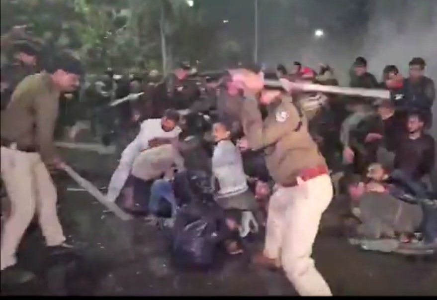 BEROJGARSANSAD's tweet photo. प्रशांत किशोर ने कहा था कि पहली लाठी मैं खाऊंगा, लेकिन लाठी चलने से पहले ही वो निकल गए। 

प्रशांत किशोर पांडे का दोहरा चरित्र अब पूरी दुनिया के सामने आ चुका है। 

#BPSCReExamForAll
#BPSC_PAPER_LEAK
#BPSC
#BPSCReExamForAll https://t.co/T2Goulc5I6