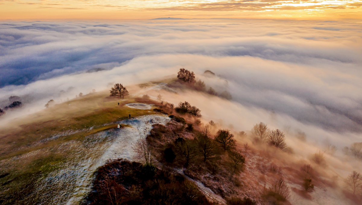 Dougalz's tweet photo. @DaveThroup Cracking photos Dave! January 2021 inversion seemed to go on for over a week. Interestingly much lower cloud line than this weeks event that was only really visible from the Worcestershire Beacon(?). These images were Chase End Hill, the lowest of the ‘Verns. https://t.co/51ZBqLKRK8
