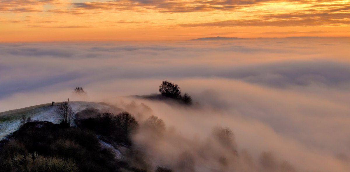 Dougalz's tweet photo. @DaveThroup Cracking photos Dave! January 2021 inversion seemed to go on for over a week. Interestingly much lower cloud line than this weeks event that was only really visible from the Worcestershire Beacon(?). These images were Chase End Hill, the lowest of the ‘Verns. https://t.co/51ZBqLKRK8