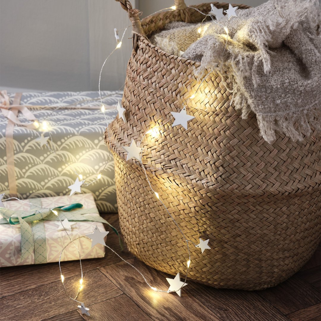 Continue the feeling of merriment into the new year, indulging in the sparkle of lovingly left-up decorations🥂✨

#newyear #newyeardecorations #newyearparty #newyeardecor #truglow #fairylights