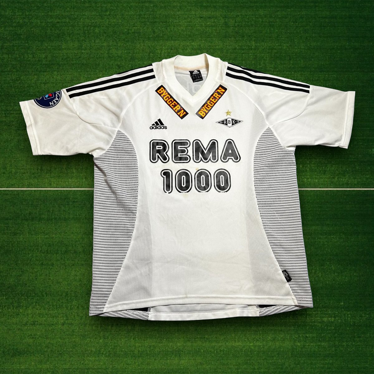 LBVfootball's tweet photo. Evening guys Sales are well underway from the 25% sale

@alexandervdbr has brought 3 shirts including a: 

2003/04 Rosenberg Home &amp; 2002 France Zidane shirt for under £100. 🔥

For context: CFS has just the Zidane shirt for £150 🤯

Get buying!: https://t.co/wDWHHXdfbL https://t.co/ppspd3yjP4