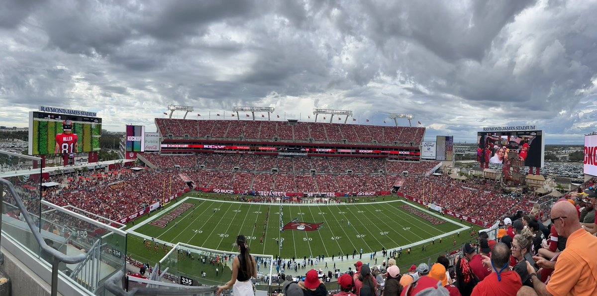 StefGasse's tweet photo. La Billsmafia est dignement représentée au Raymond James Stadium pour le match des @Buccaneers contre les @Panthers 
Linda de Tampa aime les Bucs mais adore @JoshAllenQB 
Et mon nouvel ami suisse, Owen, n’affiche aucune neutralité envers son équipe favorite.
#BillsMafia 
#GoBills https://t.co/s2PmkWnq1S