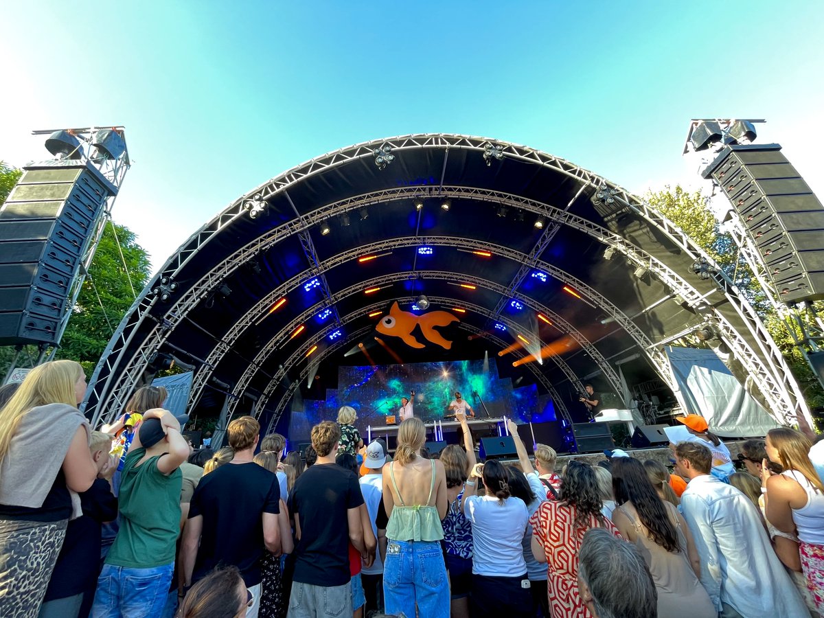 KirstenboschNBG's tweet photo. Goldfish is bringing magic to Kirstenboscht his afternoon! The crowd is loving every beat. Plan your next visit now: https://t.co/y3Cgw3DJxg
#KBRocks #GoldfishLive #SummerConcerts https://t.co/xj3VdF4cW6