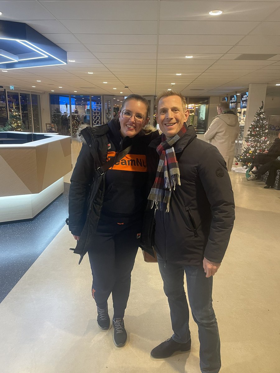 Tammie1808's tweet photo. Mijn liefde voor schaatsen is ooit begonnen bij Wieteke Kramer & Jochem Uytdehage.. en nu al die jaren later heb ik eindelijk de foto waar het ooit voor mij mee is begonnen!
Wat een dag! ❤️
#NKSprint #NKAllround #schaatsen #schaatsfan #speedskating https://t.co/5cEO6u9rlb