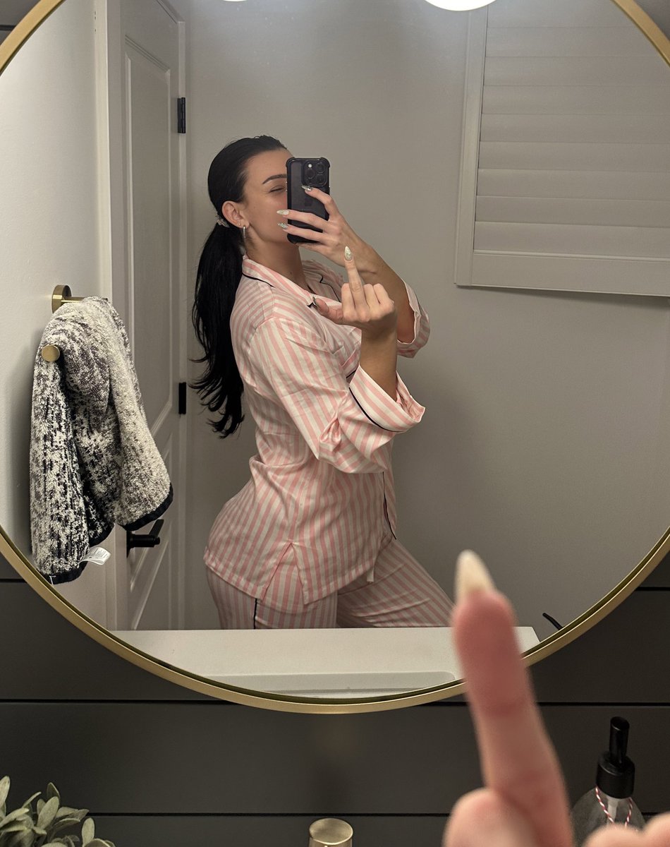 digitalvicc's tweet image. This is the only finger I have to lift to get paid 🖕🏻