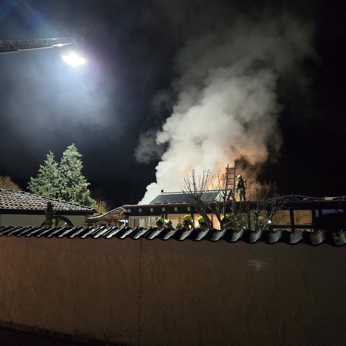 FF_Rheinbach's tweet photo. #Einsatzinfo | Gestern Abend wurden wir nach #Oberdrees alarmiert. Es stand eine Gartenhütte in #Vollbrand. Es wurden mehrere Trupps unter #Atemschutz eingesetzt. Im Einsatz waren die Einheiten Rheinbach, Oberdrees, Niederdrees, Ramershoven & die IuK. #Rheinbach112 https://t.co/fn37Kdcf5q