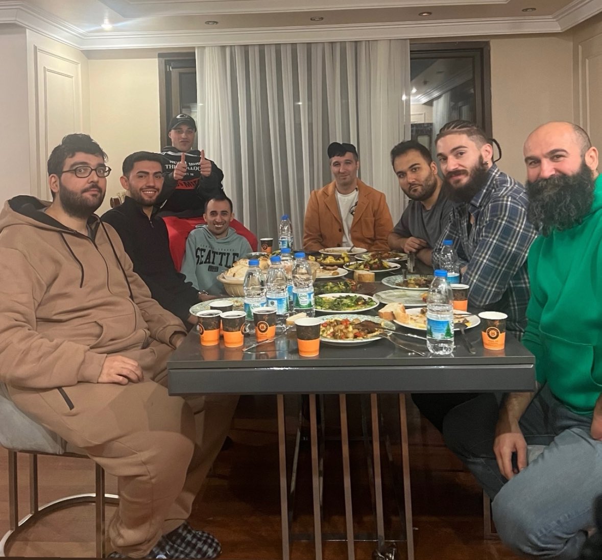 dramaflixs's tweet photo. 🔥 Testo Taylan, Konsol Oyun, Apaçi Mustafa, Derbederberk ve MuratAbiGF bir araya geldi. https://t.co/CF4Ubgu6bz