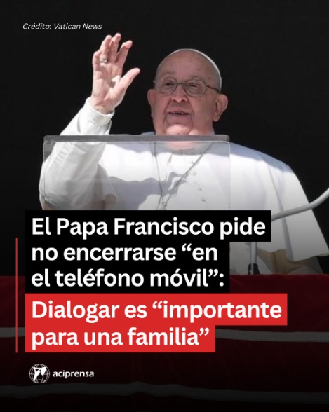 Telefuturo's tweet photo. 📌 El Papa Francisco recordó a los fieles católicos que “el diálogo es un elemento importante para una familia”, e hizo un llamado a “nunca permanecer encerrado en sí mismo o, peor aún, con la cabeza en el teléfono móvil”.

👉 El Evangelio del domingo “narra cuando Jesús, de 12 años, al final de la peregrinación anual a Jerusalén, fue perdido por María y José, que lo encontraron en el Templo discutiendo con los doctores”, dijo el Papa. “El evangelista Lucas revela el estado de ánimo de María, que pregunta a Jesús: ‘Hijo, ¿por qué nos has hecho esto? Tu padre y yo, angustiados, te buscábamos’”.

👉 “Jesús le responde: ‘¿Por qué me buscaban? ¿No sabían que debo ocuparme de los asuntos de mi Padre?’”, indicó el Pontífice.

👉 Para el Papa, esta “es la experiencia diría casi habitual de una familia que alterna momentos tranquilos con otros dramáticos. Parece la historia de una crisis familiar de nuestros días, de un adolescente difícil y dos padres que no logran comprenderle”.

👉 “Detengámonos a observar a esta familia. ¿Saben por qué la Sagrada Familia de Nazaret es un modelo? Porque es una familia que dialoga, que se escucha, que habla. ¡El diálogo es un elemento importante para una familia! Una familia que no se comunica no puede ser una familia feliz”, señaló.

👉 El Papa Francisco resaltó que “es hermoso cuando una madre no empieza con un reproche, sino con una pregunta. María no acusa ni juzga, sino que intenta comprender cómo acoger a este Hijo tan diferente a través de la escucha”.

Vía: ACI Prensa

#TelefuturoPy