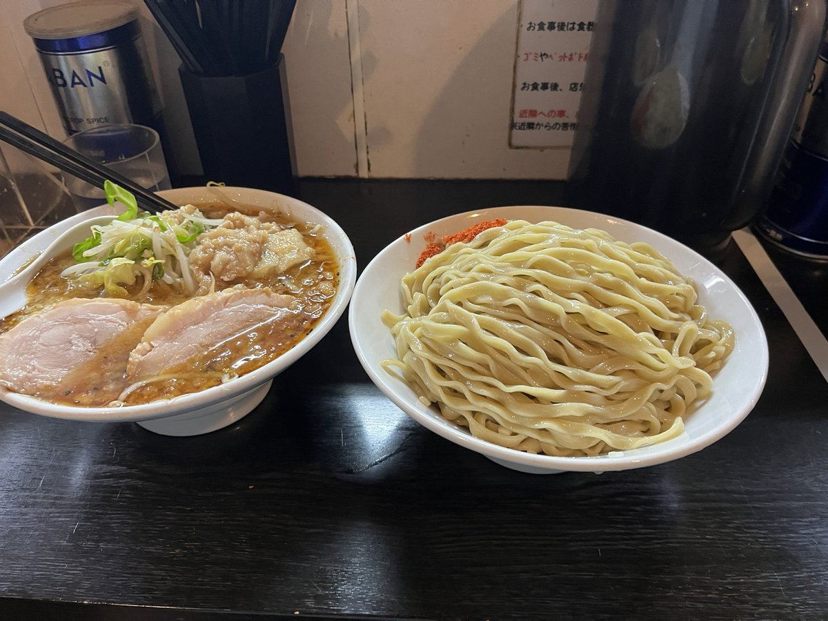 NOBUROCK5's tweet photo. 今年の個人的な思い出ラーメン
1️⃣京都　山崎麺二郎
ラーメン　チャーシュー増し
2️⃣京都　ラーメン二郎京都店
ラーメン　汁抜き
3️⃣川崎　豚星。
つけ麺
4️⃣辻堂　TSUKEMEN-HUKU
つけめん大 https://t.co/K1yym6ymEV