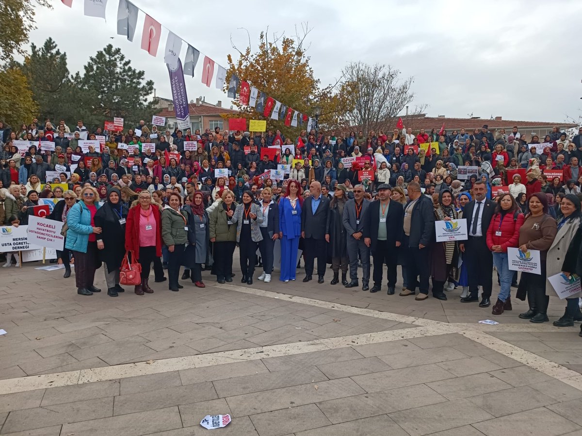 Bugüne kadar gelinen noktada;

✅️ statüsü belli olmayan, 

✅️ iş güvencesinden yoksun, 

✅️özlük haklarına sahip olmayan, 

✅️ücretleri resmi tatil ve bayramlarda kesilen, 

✅️hatta çalıştıkları dönemlerde dahi asgari ücretin çok altında maaş alan büyük bir eğitim