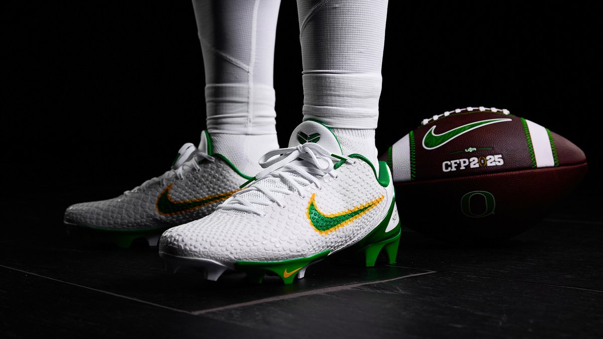 GoDucks (@goducks) on Twitter photo Reflecting roses.🌹
<a href="/CFBPlayoff/">College Football Playoff</a> Quarterfinal uniform combo for @OregonFootball. #GoDucks Reflecting roses.🌹
<a href="/CFBPlayoff/">College Football Playoff</a> Quarterfinal uniform combo for @OregonFootball. #GoDucks