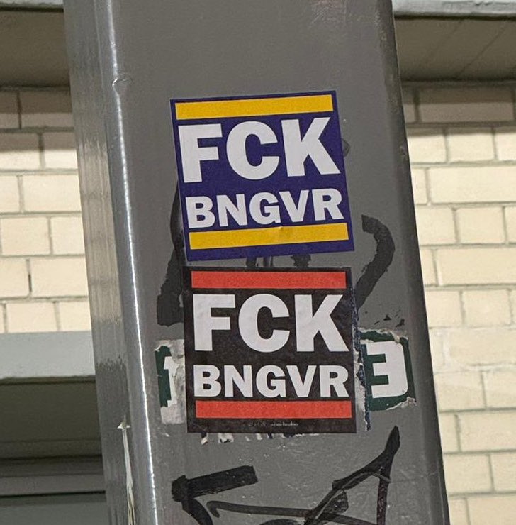 Oben: Ein Sticker von #Maccabi Tel Aviv.
Unten: Ein Sticker von #Hapoel Tel Aviv.
Eine seltene und bewegende städtische Brüderlichkeit.