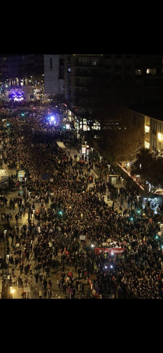 Valencia no olvida. Tercera manifestación.

Miles de personas han salido otra vez a las calles de Valencia para volver a exigir la dimisión del president de la Generalitat, Carlos Mazón, por su pésima gestión de la dana del 29 de octubre. 

Se cumplen dos meses y aún buscan la