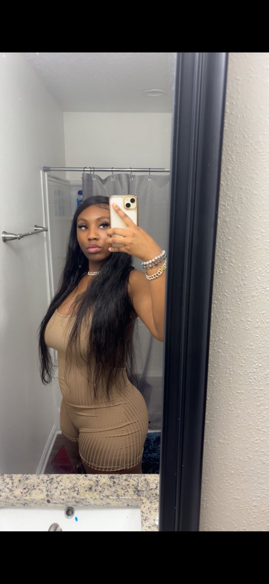 imyuana's tweet photo. i can't lie my mama made some fine sh!t 😽. https://t.co/tqr71LSoo4