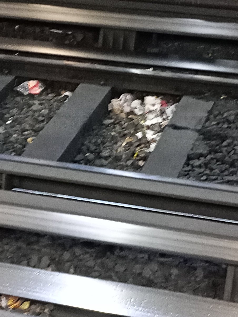 zetysb's tweet photo. @MetroCDMX Estación metro normal , vía dirección cuatro caminos lleva más de quince días esa basura en las vías. https://t.co/PNtg9J1X7g
