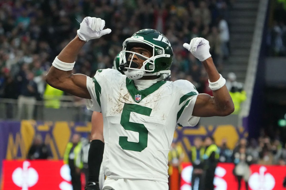 HISTORY!

#Jets WR Garrett Wilson just became the fifth player in #NFL history to record at least 80 receptions &amp; 1,000 yards in each of his first 3 seasons.

The others:

🏈 Odell Beckham Jr
🏈 Ja'Marr Chase
🏈 Justin Jefferson
🏈 Michael Thomas

#JetUp <a href="/nyjets/">New York Jets</a> <a href="/GarrettWilson_V/">Garrett Wilson</a>