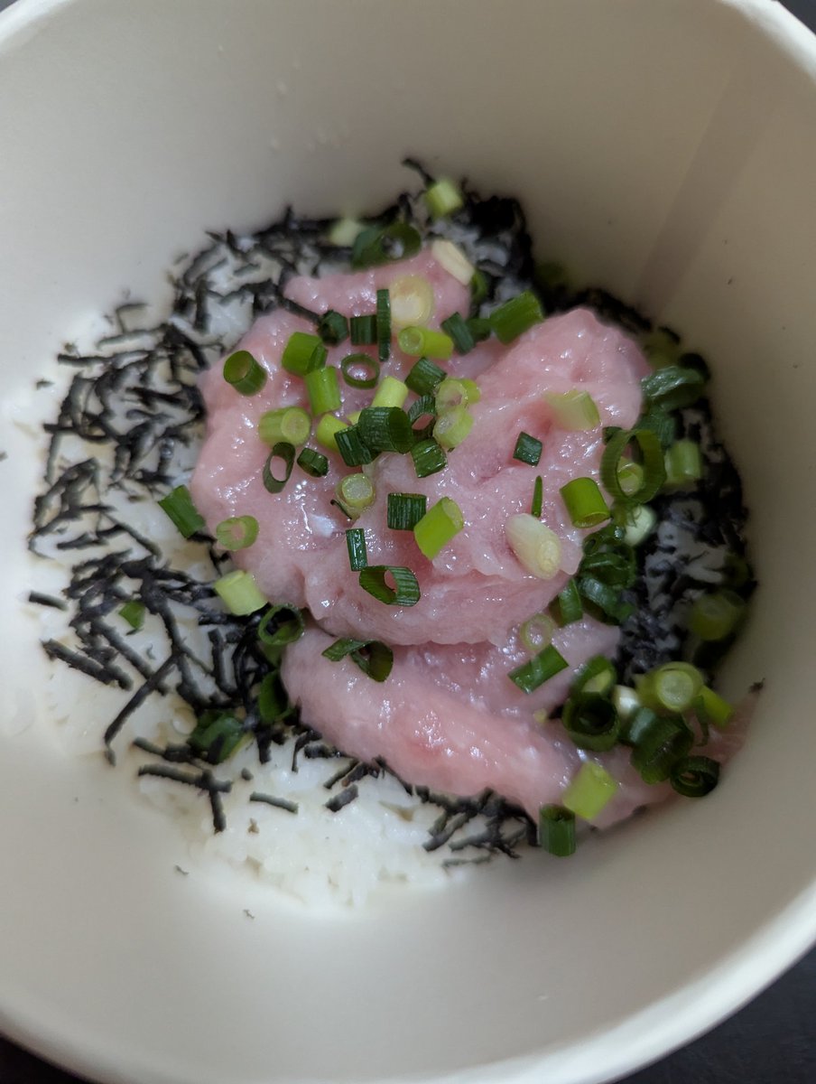 ud_nz5's tweet photo. トロタク丼頼んだら、たくあんがない。ネギトロ丼だった。 https://t.co/z1ZF8aP0mB