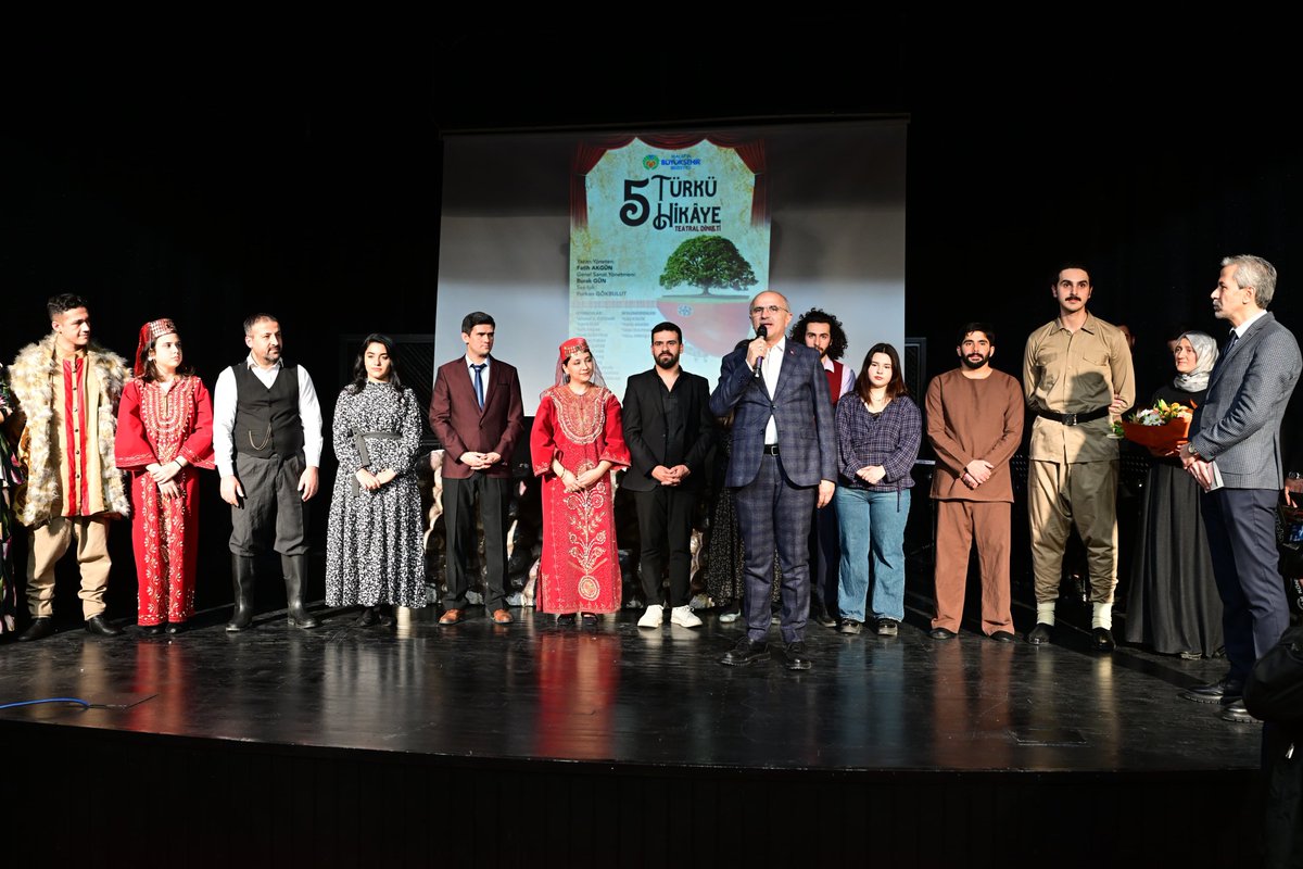 samiermbb's tweet photo. Büyükşehir Belediyesi Sanat Merkezimiz (MABESEM) tarafından düzenlenen, Fatih Akgün'ün yazıp yönettiği ve Burak Gün'ün Genel Sanat Yönetmenliğini üstlendiği 5 Türkü 5 Hikâye adlı teatral dinletiyle unutulmaz bir akşam yaşadık.

Bu özel eser, bizleri türkülerin büyülü dünyasına ve onların ardında yatan derin hikayelere doğru etkileyici bir yolculuğa çıkardı. Her bir türküde Anadolu'nun ruhunu, yaşanmışlıklarını ve kültürel zenginliklerini derinden hissettik.

🎼👏 Bu büyüleyici akşamda emeği geçen tüm sanatçılarımıza ve ekibimize canı gönülden teşekkür ediyorum.

📍 Sanatla dolu bu güzel etkinliklerin devamı için takipte kalın!

✅ @MalatyaBelTr 
✅ https://t.co/sDjbTW6UzY