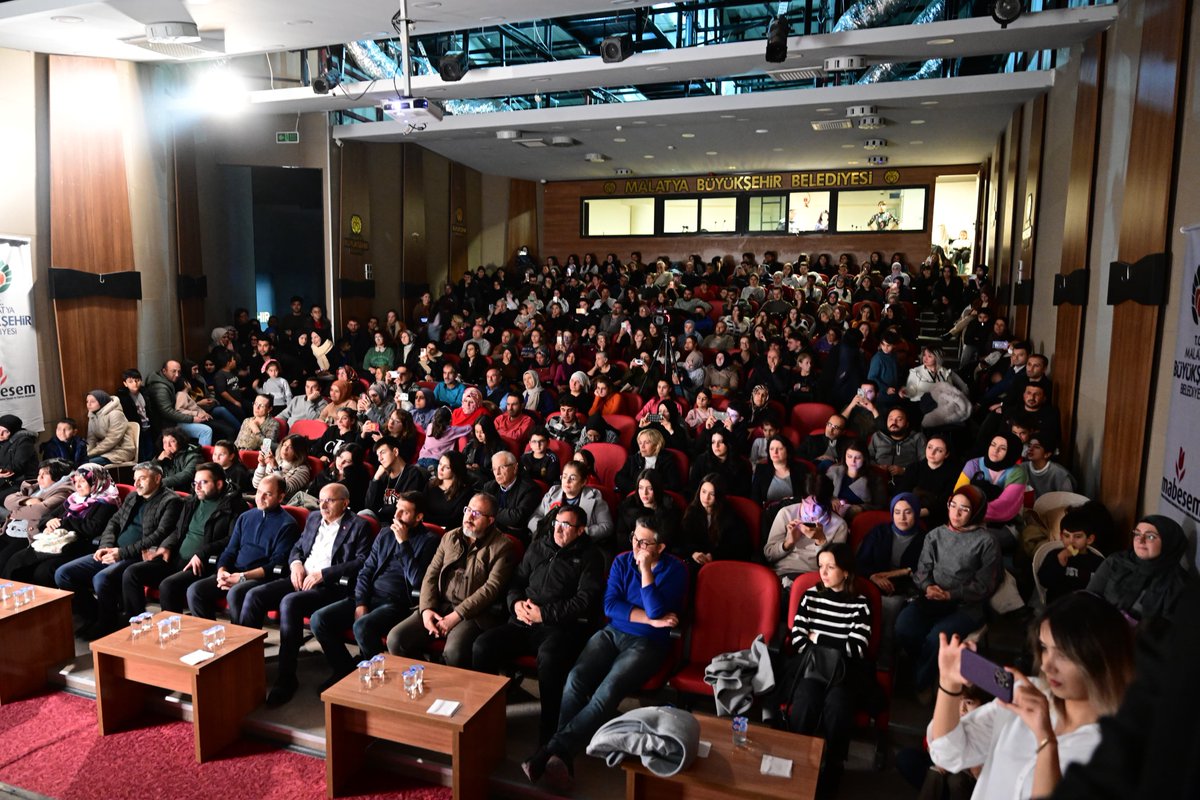 samiermbb's tweet photo. Büyükşehir Belediyesi Sanat Merkezimiz (MABESEM) tarafından düzenlenen, Fatih Akgün'ün yazıp yönettiği ve Burak Gün'ün Genel Sanat Yönetmenliğini üstlendiği 5 Türkü 5 Hikâye adlı teatral dinletiyle unutulmaz bir akşam yaşadık.

Bu özel eser, bizleri türkülerin büyülü dünyasına ve onların ardında yatan derin hikayelere doğru etkileyici bir yolculuğa çıkardı. Her bir türküde Anadolu'nun ruhunu, yaşanmışlıklarını ve kültürel zenginliklerini derinden hissettik.

🎼👏 Bu büyüleyici akşamda emeği geçen tüm sanatçılarımıza ve ekibimize canı gönülden teşekkür ediyorum.

📍 Sanatla dolu bu güzel etkinliklerin devamı için takipte kalın!

✅ @MalatyaBelTr 
✅ https://t.co/sDjbTW6UzY