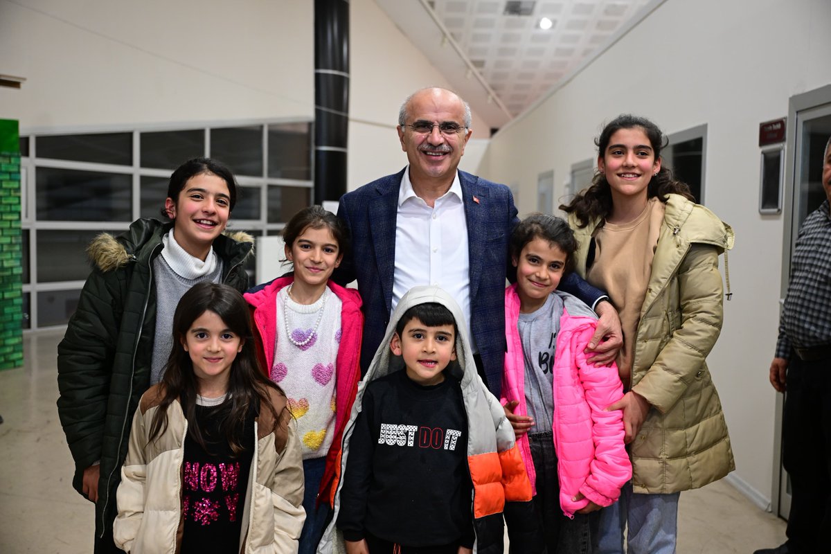 samiermbb's tweet photo. Büyükşehir Belediyesi Sanat Merkezimiz (MABESEM) tarafından düzenlenen, Fatih Akgün'ün yazıp yönettiği ve Burak Gün'ün Genel Sanat Yönetmenliğini üstlendiği 5 Türkü 5 Hikâye adlı teatral dinletiyle unutulmaz bir akşam yaşadık.

Bu özel eser, bizleri türkülerin büyülü dünyasına ve onların ardında yatan derin hikayelere doğru etkileyici bir yolculuğa çıkardı. Her bir türküde Anadolu'nun ruhunu, yaşanmışlıklarını ve kültürel zenginliklerini derinden hissettik.

🎼👏 Bu büyüleyici akşamda emeği geçen tüm sanatçılarımıza ve ekibimize canı gönülden teşekkür ediyorum.

📍 Sanatla dolu bu güzel etkinliklerin devamı için takipte kalın!

✅ @MalatyaBelTr 
✅ https://t.co/sDjbTW6UzY