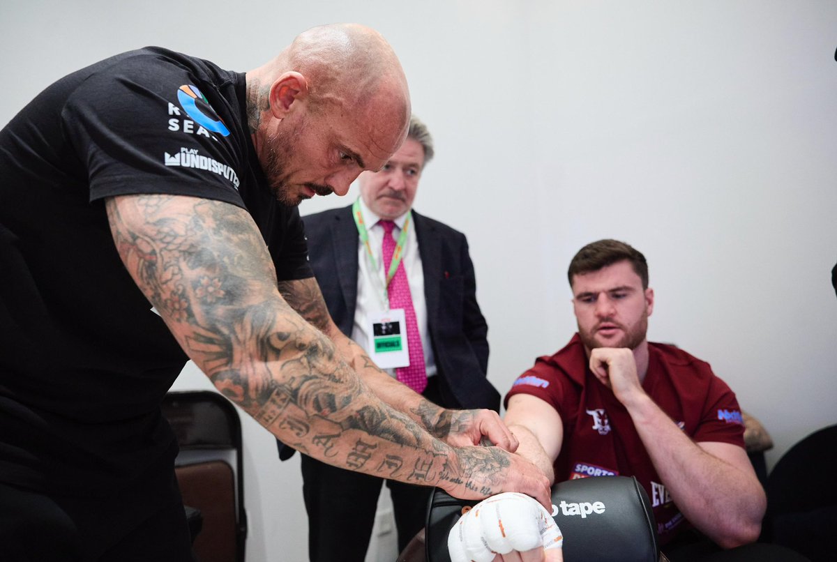 OneEmpireJamie's tweet photo. Wrapping up the “Romford Bull” @JohnnyFisherBox
•
#cutman #handwraps #empire #thebrandifthefightgame
•
@EmpireFS_ @EmpireProTape https://t.co/MFaxHc7QS2