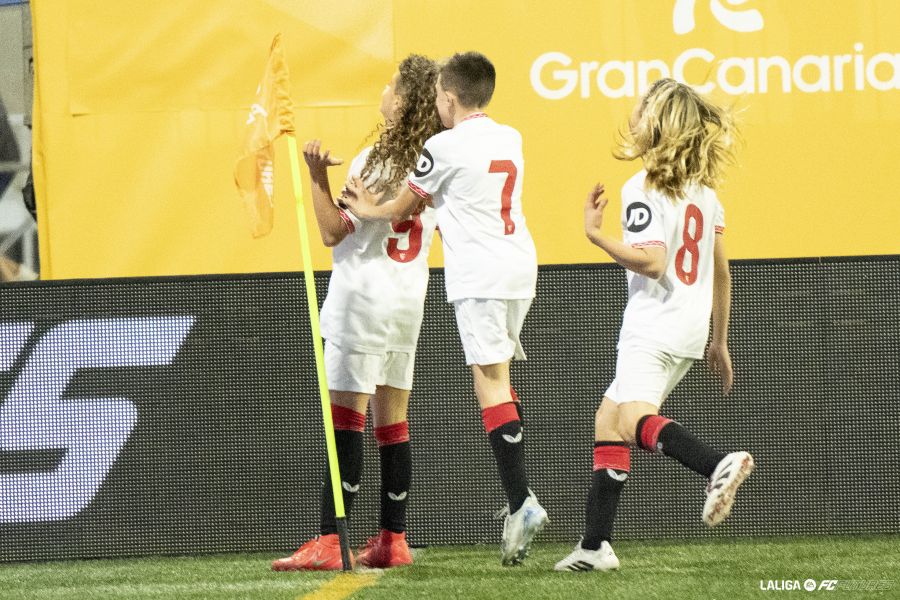CanteraSFC's tweet image. FINAL | ¡#LALIGAFCFUTURES Internacional es blanquirroja! ⚪️🔴

Real Betis 0-3 #SevillaFCInfB 

⚽️ David Rosa (2) y Óliver.

¡Enhorabuena, campeones! 🏆👏

#CanteraSevillaFC